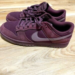 Men Burgundy Nike Dunks
